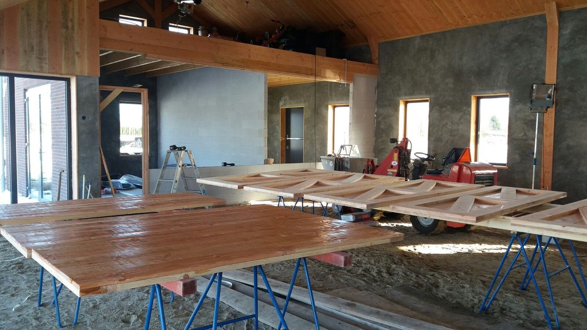 mais_doolhof's tweet photo. en we gaan weer verder met waar we gebleven zijn ; deuren en kozijnen beitsen! #splinternieuw #speelpark en #maisdoolhof #voorthuizen https://t.co/PRhjr7jw23