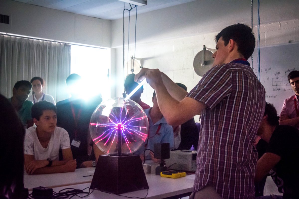 auscienceinnov's tweet photo. Students observe a fluorescent bulb lighting up as it gets closer to the plasma ball🔮⚡️#plasmaphysics #SummerSchool2017 #amazeballs https://t.co/NbzkSdlIFL