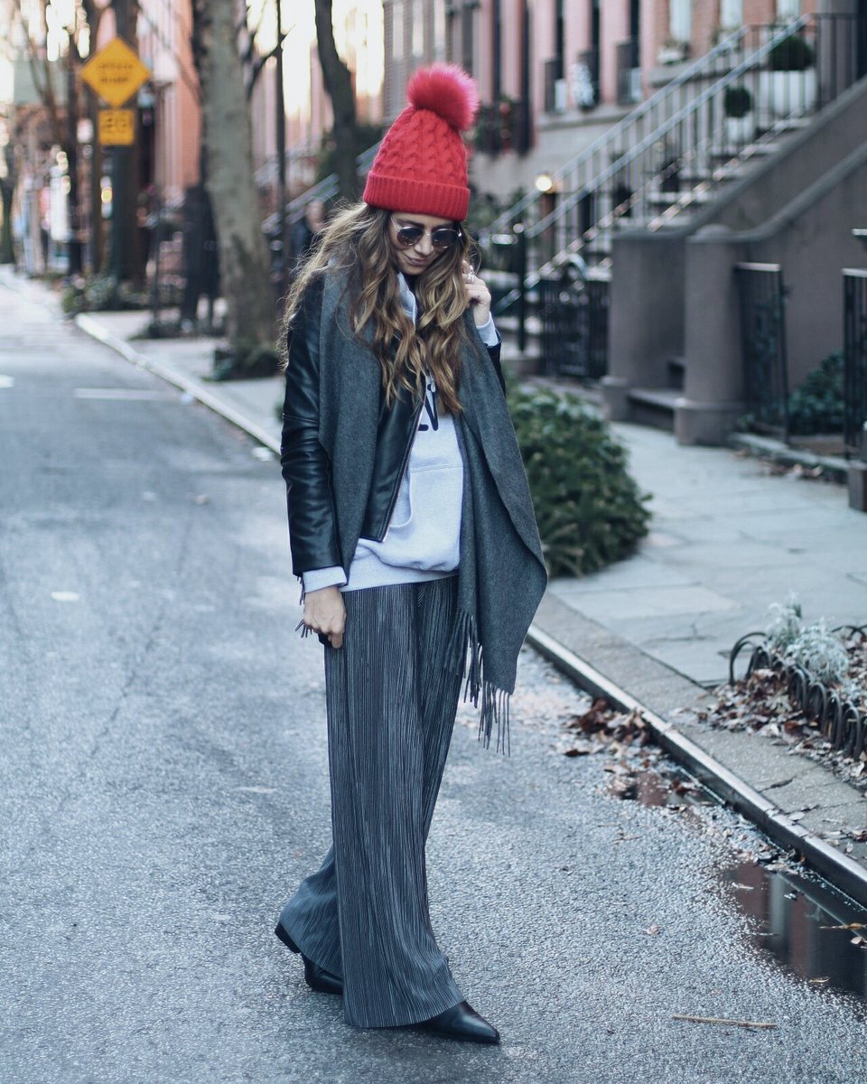 mondayz pop of red.🍎 tomorrow on the blog. #blogger #fashionblogger #ootd #newyork