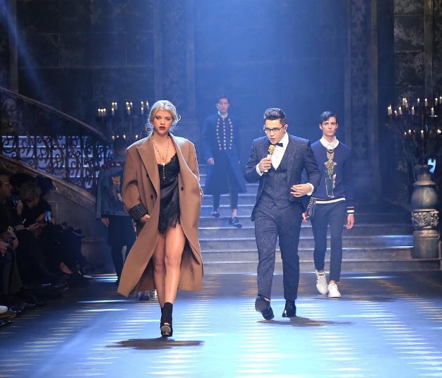 Qué enviada a todos los que pudieron estar en el desfile de Dolce &amp; Gabbana y con Pelayo Díaz  bit.ly/2isRLP6