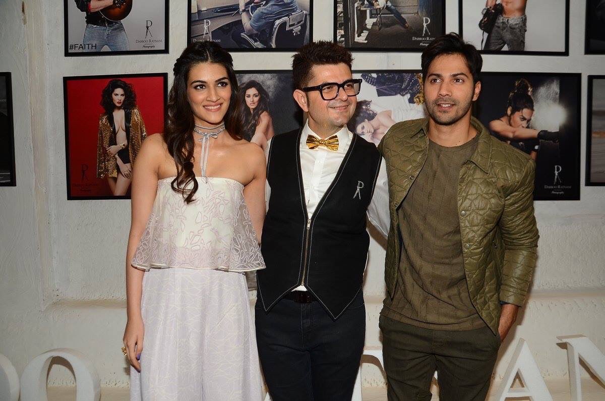 VarunDvnPlanet's tweet photo. HQ Pictures: Varun with Kriti Sanon &amp; Dabboo Ratnani at the Launch of Dabboo Ratnani's 2017 Calendar!  

      ***W/o Watermark*** https://t.co/C5SmVTJKlT