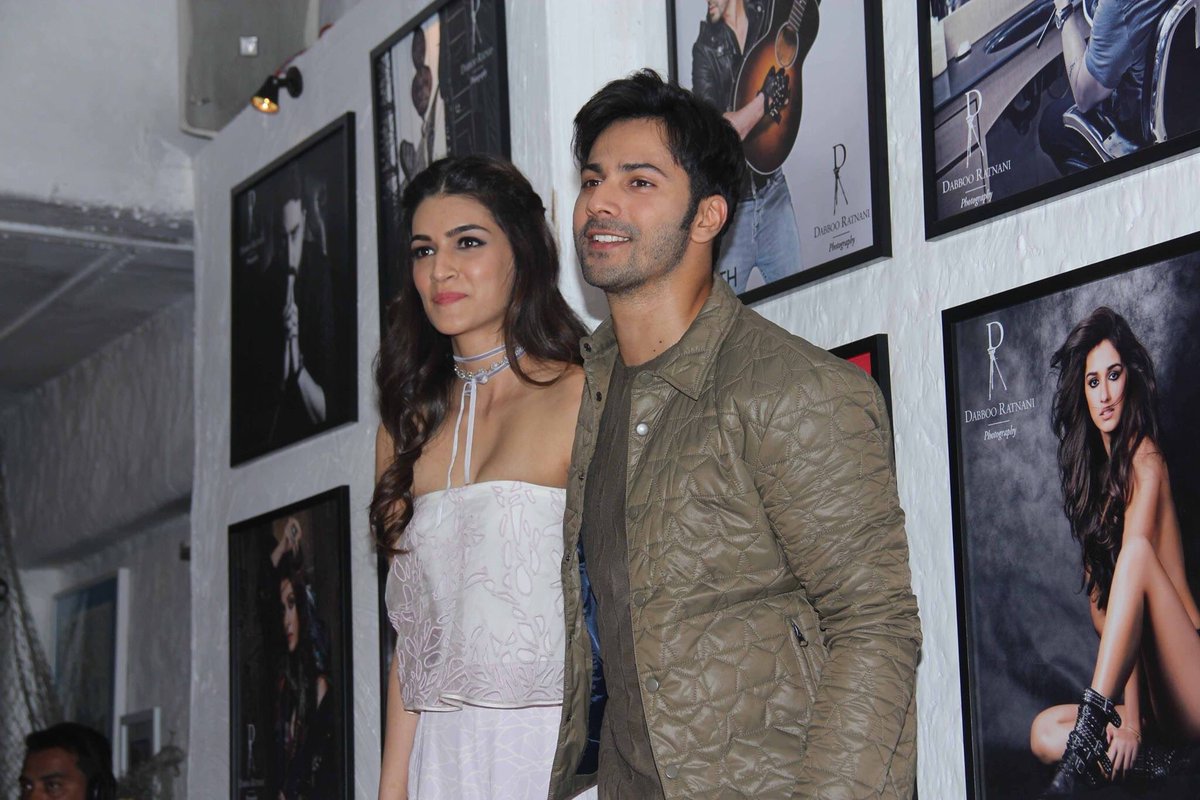 VarunDvnPlanet's tweet photo. HQ Pictures: Varun with Kriti Sanon at the Launch of Dabboo Ratnani's 2017 Calendar! @Varun_dvn @kritisanon 

     ***W/o Watermark*** https://t.co/yvG0bu0TsO