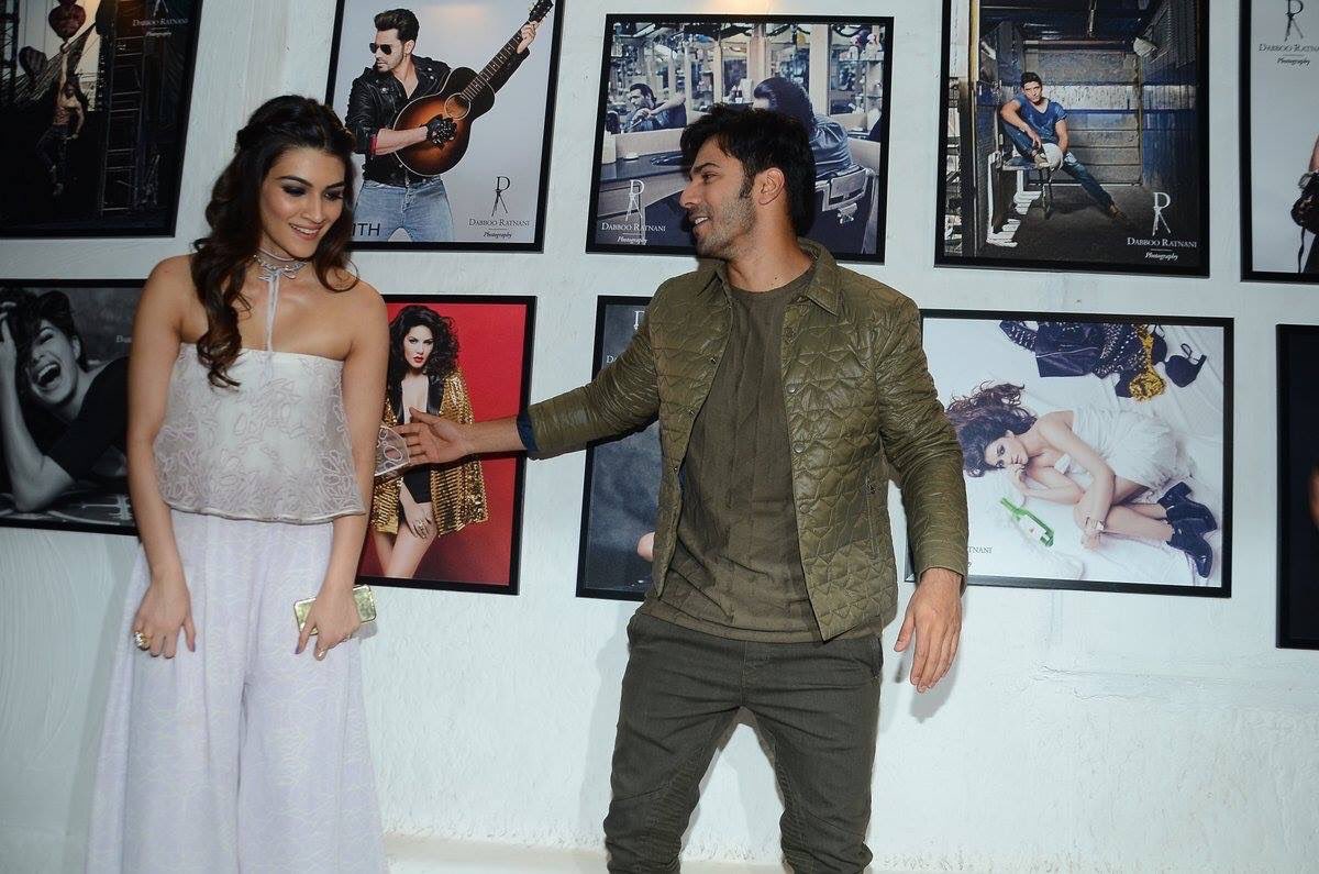 VarunDvnPlanet's tweet photo. HQ Pictures: Varun with Kriti Sanon at the Launch of Dabboo Ratnani's 2017 Calendar! @Varun_dvn @kritisanon 

     ***W/o Watermark*** https://t.co/yvG0bu0TsO