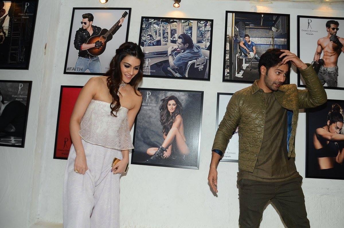 VarunDvnPlanet's tweet photo. HQ Pictures: Varun with Kriti Sanon at the Launch of Dabboo Ratnani's 2017 Calendar! @Varun_dvn @kritisanon 

     ***W/o Watermark*** https://t.co/yvG0bu0TsO