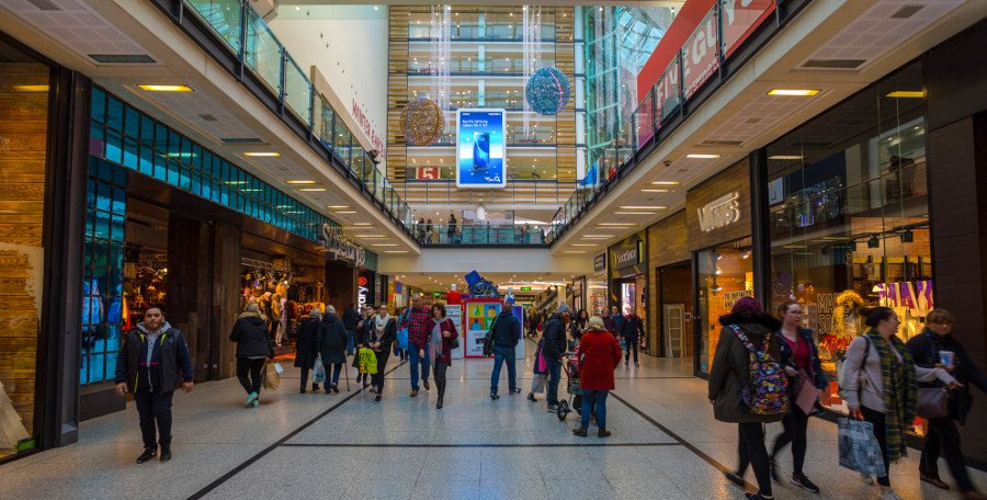 BMO_UK's tweet photo. 65% of mall shoppers are more likely to choose an advertised product - reach &amp; engage this audience with Malls Live &amp; Malls Live XL #DOOH https://t.co/n2u5uxjsI9