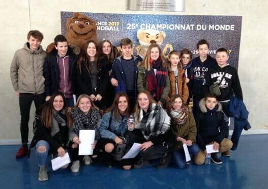 unssncymtz's tweet photo. #phenomenalhandball les lauréats du #concoursflashmob @unss au match Tunisie-Slovénie super moment pour ces Jeunes 👌🏻✌🏻 @ffhandball https://t.co/69dNu8LU78