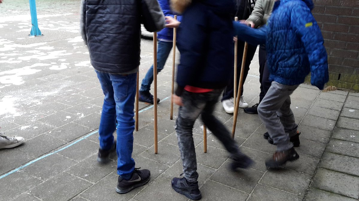 Helaas is de sneeuw ijs geworden. Dus geen sneeuwballen gevecht maar een aangepast veilig rooster. @BeweegWijs