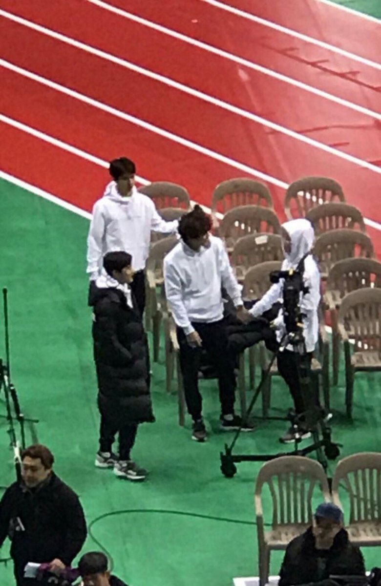 _Kaifc_'s tweet photo. Look how exo don't like bts look eww they obviously hate each other https://t.co/H5iYHoLEbT