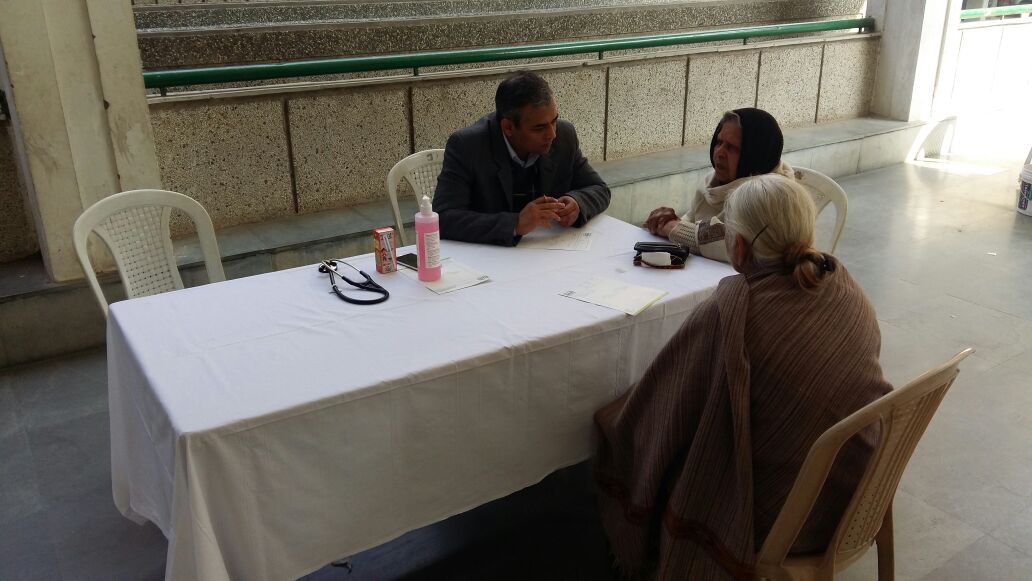Paras_Health's tweet photo. Dr Bharat Kukreti,@Paras_HospitalsGurgaon examining patients in the Health Checkup Camp at #DevinderVihar on January 15, 2017. https://t.co/VfNmNR0xeu