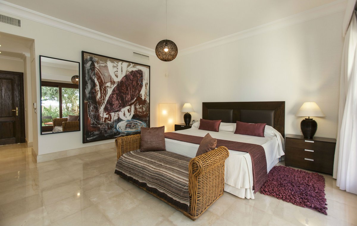 KFInternational's tweet photo. Charming 5 bedroom villa with lift to all levels for sale in prestigious area of Sierra Blanca #Spain https://t.co/xyxbXQ6hE4 https://t.co/4u2mWoQ133