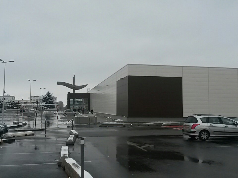 ErwanRousseau's tweet photo. #Auchan #ClermontFd entièrement évacué. Des policiers sur place. https://t.co/Jk3cJsvA4H
