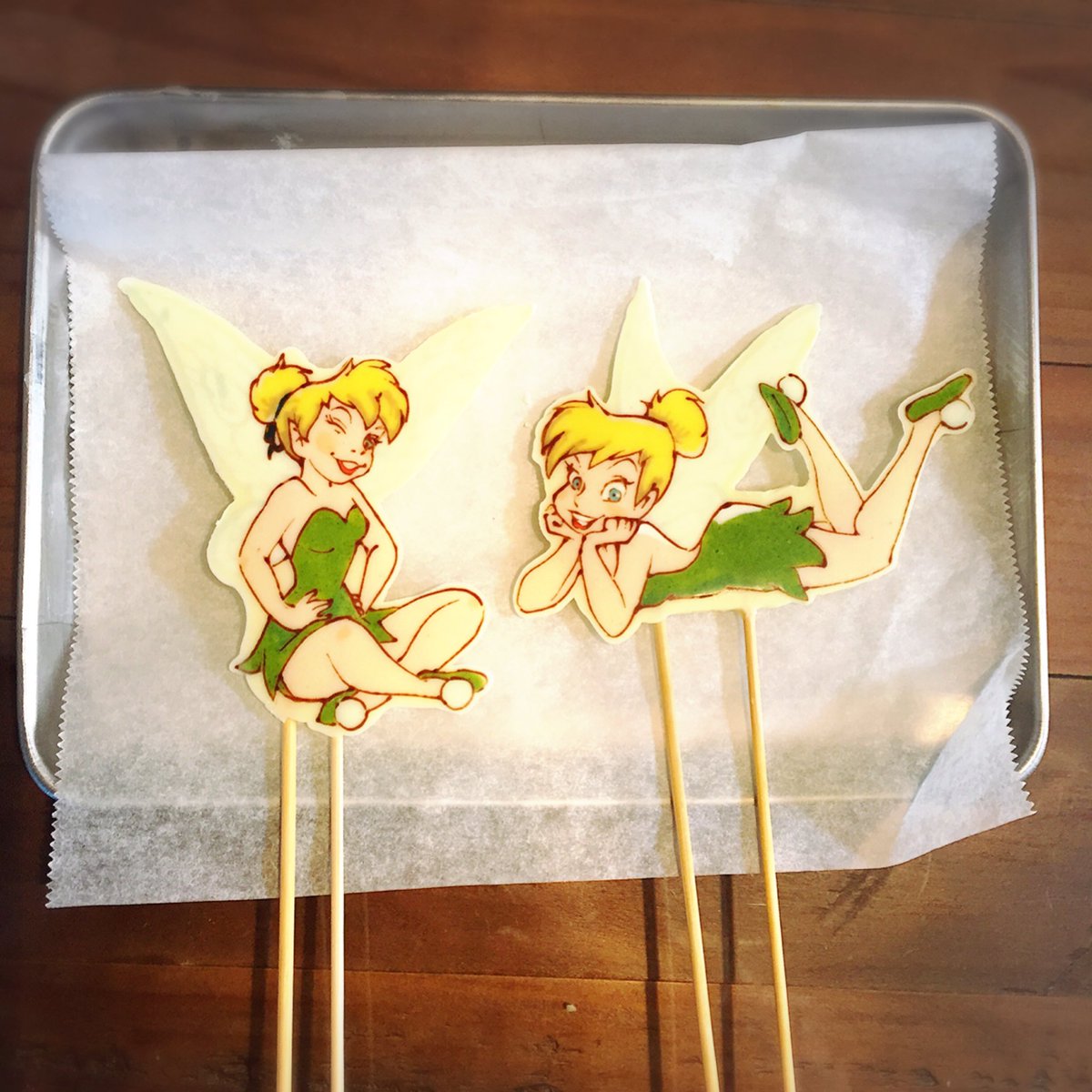 モロン 近々誕生日の姪っ子のためにケーキの準備中 ティンカーベルのキャラチョコを作ったけど せっかく描いた羽根の模様が全然見えない W ティンカーベル キャラチョコ ディズニー