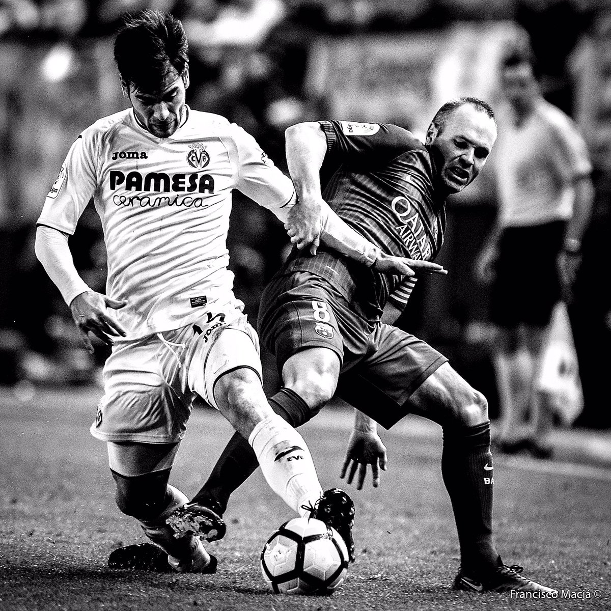 FcoMacia's tweet photo. Un poco de fútbol, Trigueros e Iniesta disputando un balón en el Villarreal-FCBarcelona #nikon #villarreal #fcbarcelona #estadiodelaceramica https://t.co/oKugm50TOS