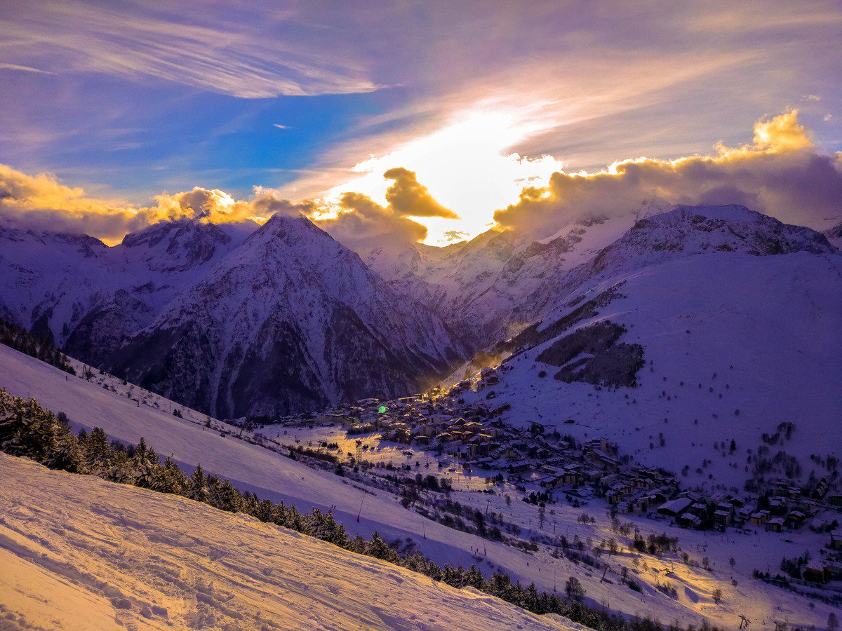 skipass's tweet photo. @2alpes le 15 janv. 2017 : 40cm de neige fraîche. https://t.co/BOov86tOoe #skipasslive https://t.co/FVW5qfFT4E