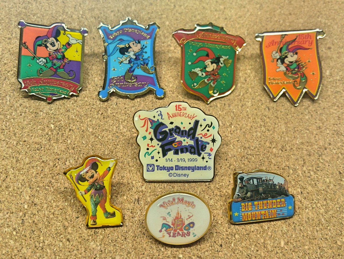 ちよ Ar Twitter 東京ディズニーランド15周年のピンバッジのまとめ 手前３つは第一生命からもらったもの 実写ピンバッジって今でも珍しくない 上はパーク来場者配布 真ん中グランドフィナーレのも貰い物なんだけど 失念 Tdr History T Co