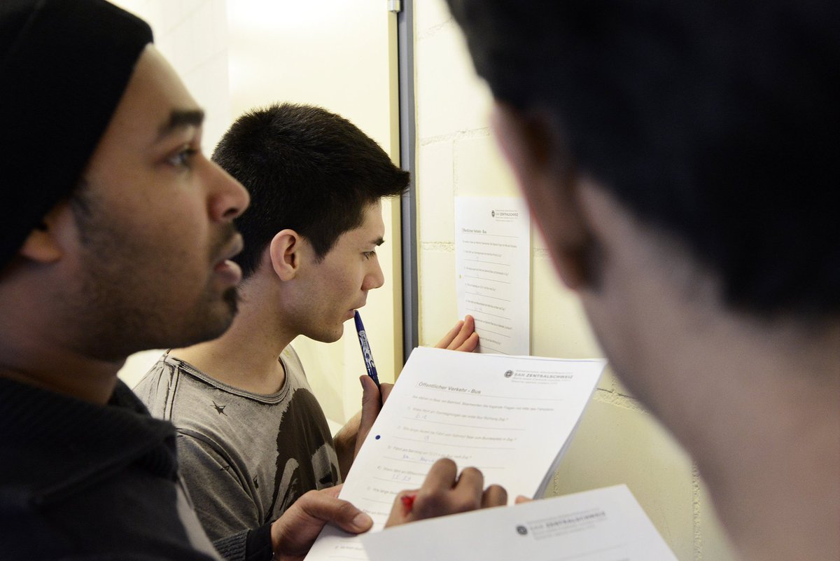 UniLuzern's tweet photo. Neu ab FS17: Schnupperstudium für Flüchtlinge; @solunilu vermittelt Studis als Mentorinnen und Mentoren https://t.co/2hTc0SGjNE https://t.co/zfGXtaYHBH