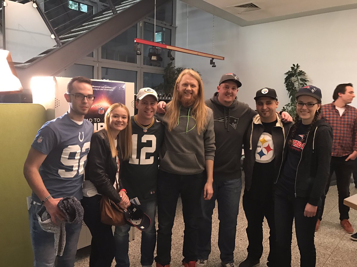 AlpaGino7's tweet photo. Vielen Dank @ransport @sat1 für das geile Event am Samstag bei euch #ranBackstage! @BjoernWerner dein Shirt erhält einen Ehrenplatz💪 #ranNFL https://t.co/KvnqsjIlOV