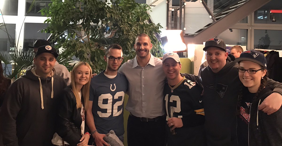 AlpaGino7's tweet photo. Vielen Dank @ransport @sat1 für das geile Event am Samstag bei euch #ranBackstage! @BjoernWerner dein Shirt erhält einen Ehrenplatz💪 #ranNFL https://t.co/KvnqsjIlOV