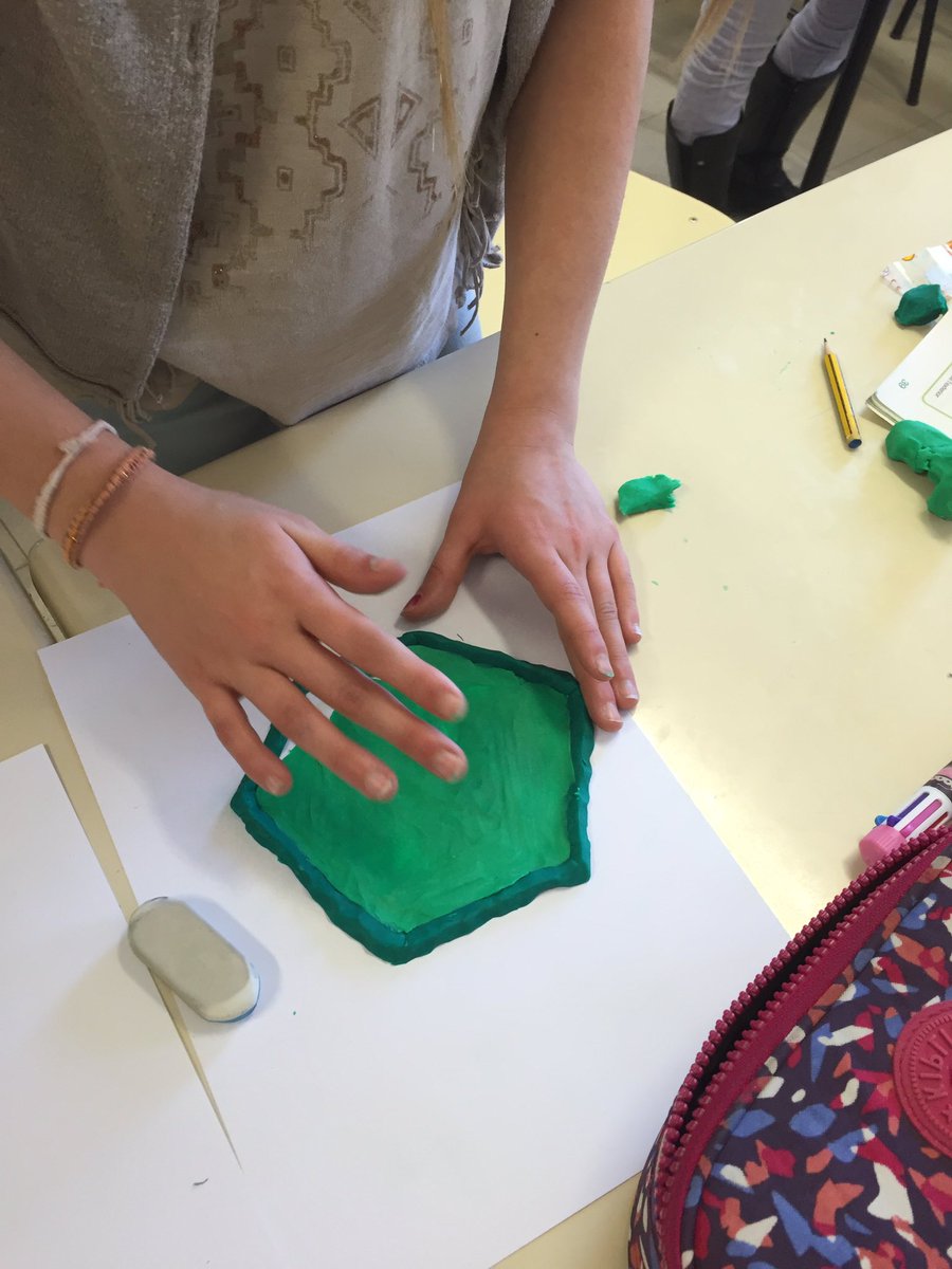 VedrunaTona's tweet photo. Fem citoplasmes, membranes i nuclis amb plastilina perquè som cèl.lules artístiques! #Bloc2 #Sisè https://t.co/hQFGbw4eha