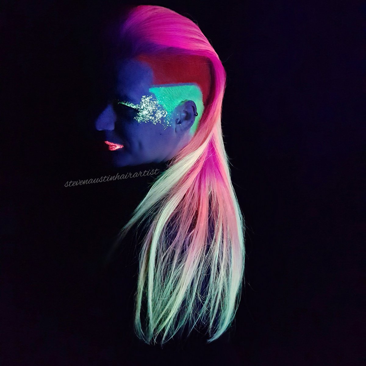 That #uv glow tho! #uvhair #hair #hairstyletrends #hairfashion #stylist 
@manicpanic_uk @Guy_Tang @ProHairMag @ModernSalon @manicpanicnyc