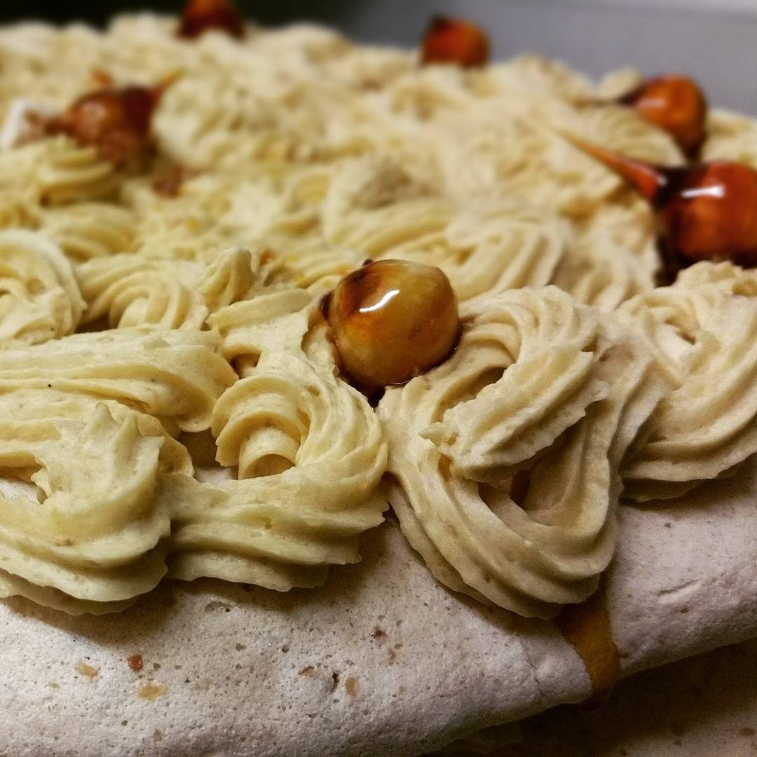 De taart van deze week: huisgemaakte hazelnootschuimtaart met gekarameliseerde hazelnoten. #taart <a href="/Rozenhof/">Rozenhof</a> 
<a href="/NijmegenEet/">Nijmegen Eet</a> <a href="/uitetennijmegen/">Uit Eten Nijmegen</a>