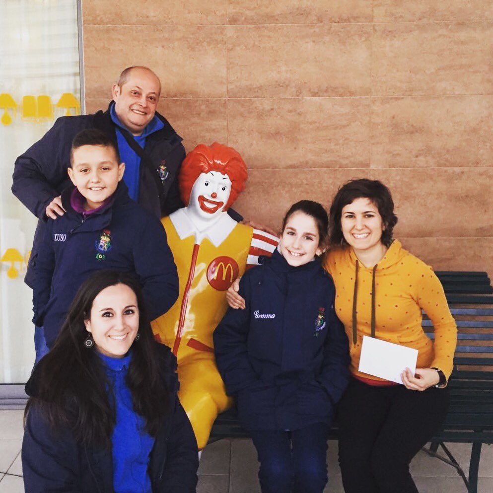 Fallavinguda's tweet image. El divendres els nostres representants visitaren la @CasaRonaldVLC per tal de fer una donació per una boníssima causa. #somlavinguda