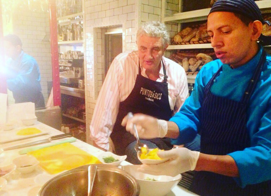 RtePuntoBasico's tweet photo. Hoy lunes en #vienenavisitarnos tenemos a Fernando Romay cocinando con nosotros en #puntobasico 👏🏻😊#madrid #restaurant https://t.co/0Yv0BpxI2a