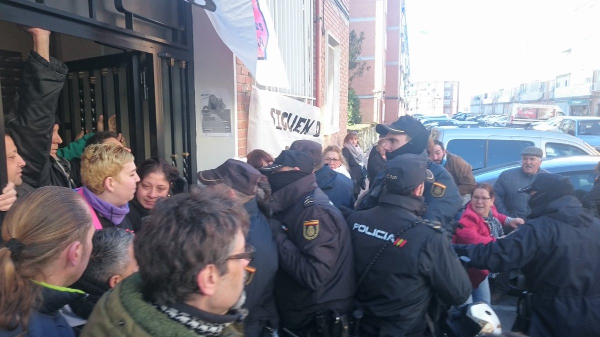 Nani_M_S's tweet photo. Hoy me han pegado, arrastrado y semidesnudado. Orgullosa de haber contribuido de que se pare #PedroYRemediosSeQuedan orgullo de Pah https://t.co/yty9pbMjS0