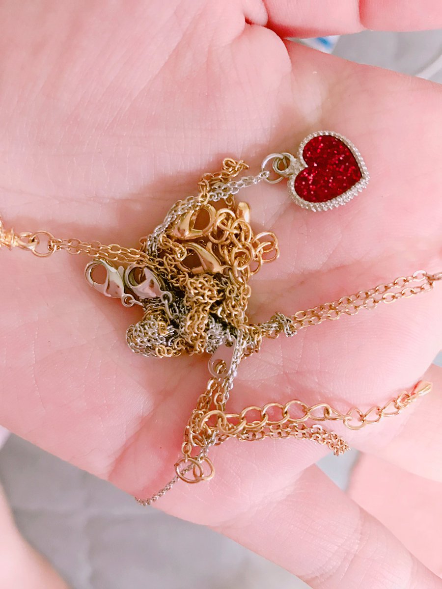 여러분 저는 포기했어요.. 이꼬임을요...😂😂 디페 다녀와서 바로바로 정리를 안했더니... 이런 낭패를... 펜던트만 따로 빼서 다른거 만들어야 겠어요...😭