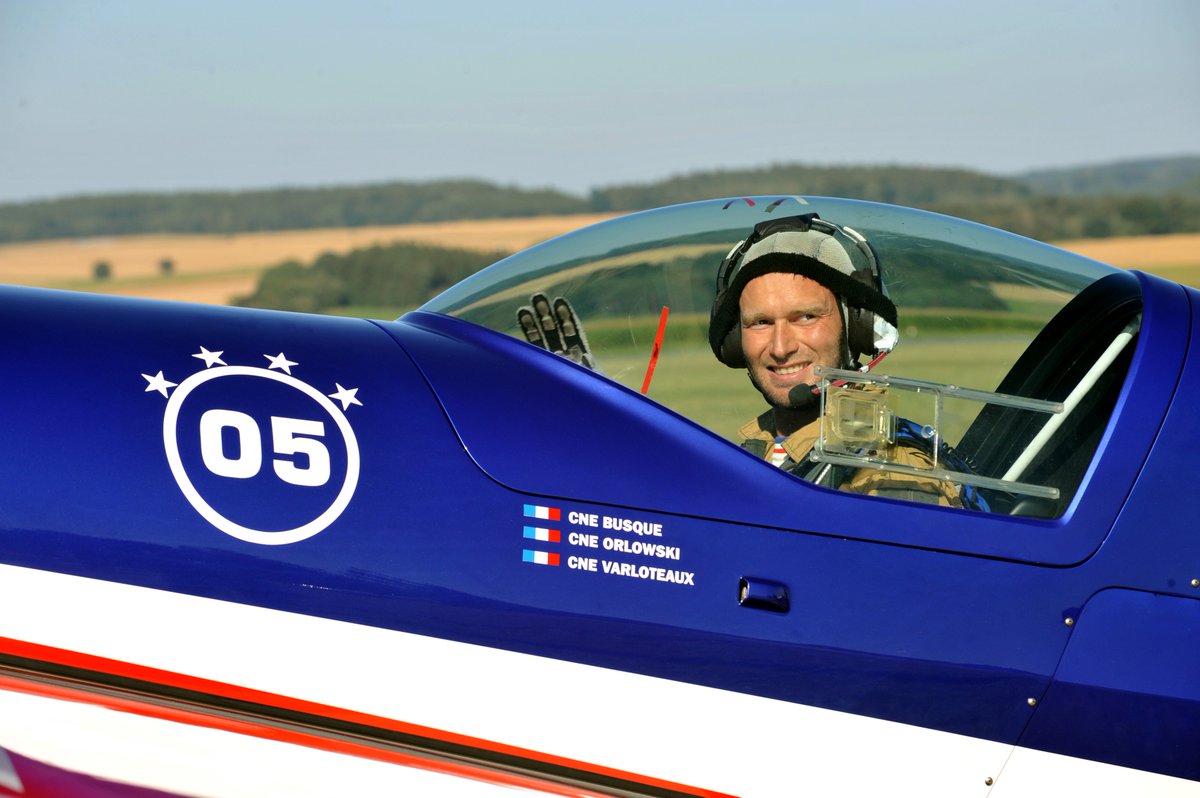 EVAAofficiel's tweet photo. PORTRAIT:Cne Alexandre Orlowski @Orlowski_evaa
Pilote de l'@EVAAofficiel
Champion du monde
Présentateur meeting
Equipier voltige synchro https://t.co/MmFYQRyfCw