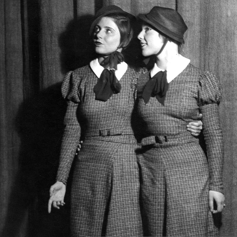 JCMovingPicture's tweet photo. #EllenSchwannecke &amp; #AlexaVonPoremski - 'The Siamese Twins Revue' by #FriedrichHollaender (Berlin 1932) Photograph by #TheodorFanta https://t.co/z4FBWNlWeW