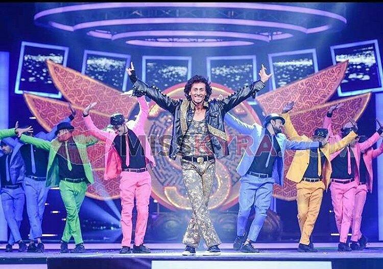 roxanamo27's tweet image. He shines and brightens up our lives with his smile and electrifying dance.😍❤️🌟🕺🏻Thank you @iTIGERSHROFF Can't wait!  #tigershroff #filmfare