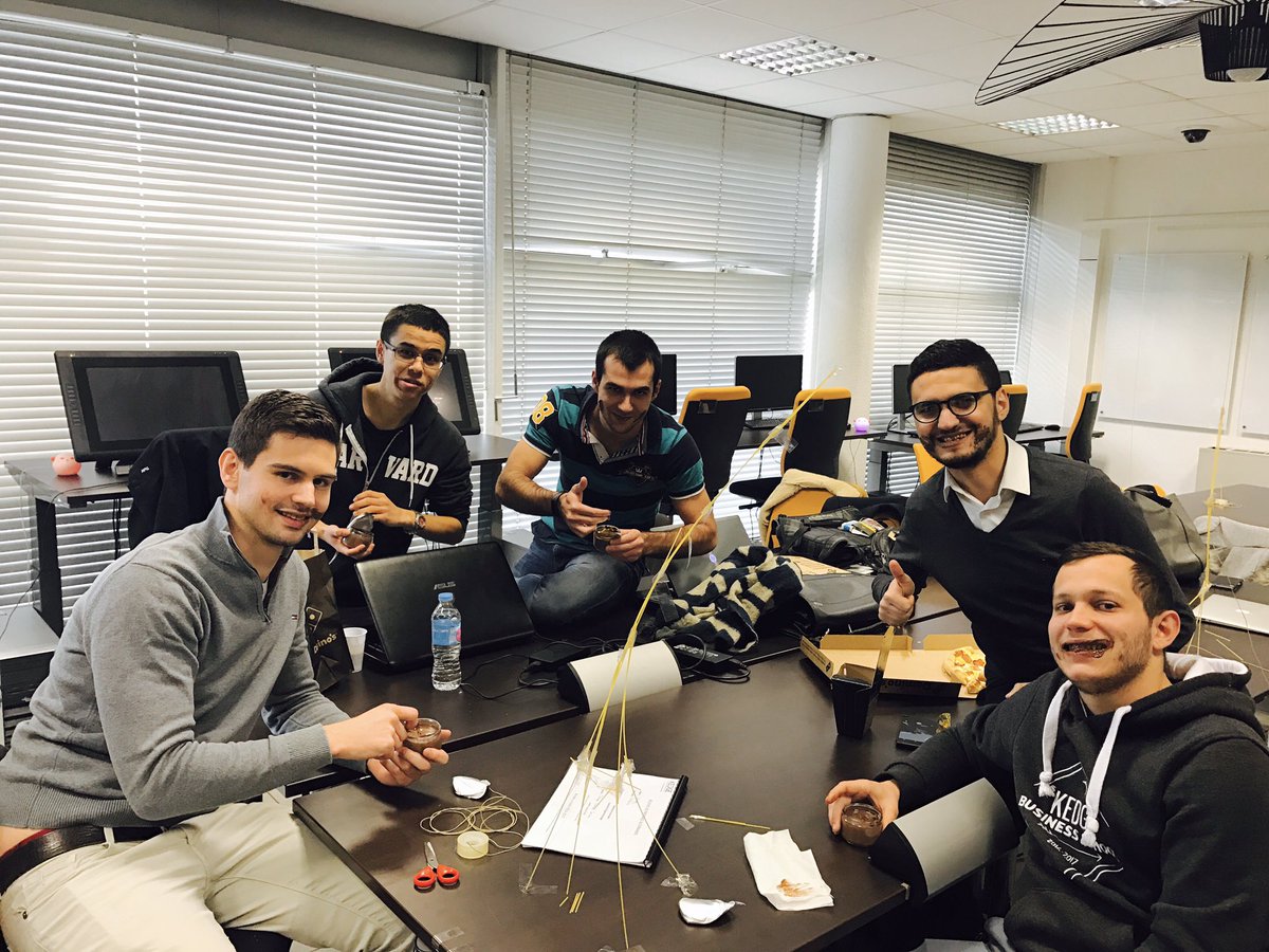 AntoineCharlez's tweet photo. Avec les doigts c'est délicat ! #fabw17 @kedgebsTLN @isentoulon @Nation_Ocean https://t.co/d17yQ23vq0