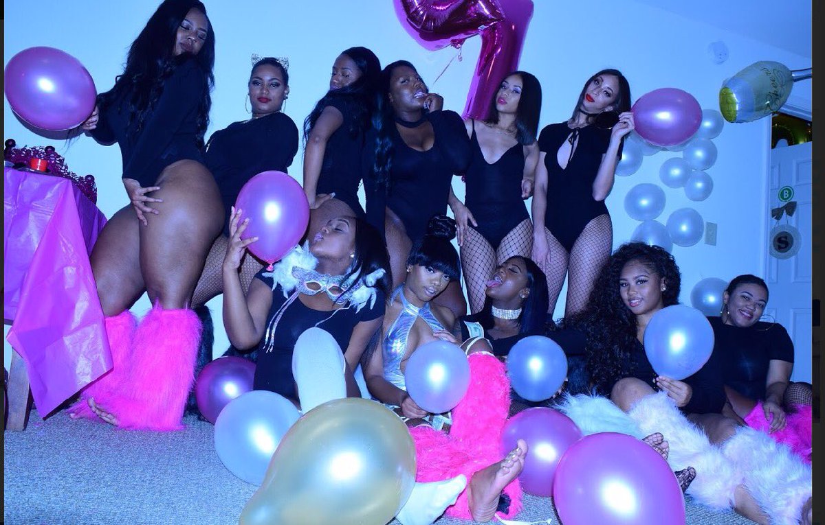 TRVP_L0RD's tweet photo. whole crew bad it's a pretty gang thang 👯👯✨ https://t.co/Q9vKbkqz7R