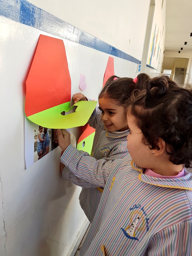 GhadaFahed2's tweet photo. #KG1 "A" learners experienced a gallery walk through looking for their family members #HookingActivity #Family @DawhaHighSchool https://t.co/rmDHct57Rl