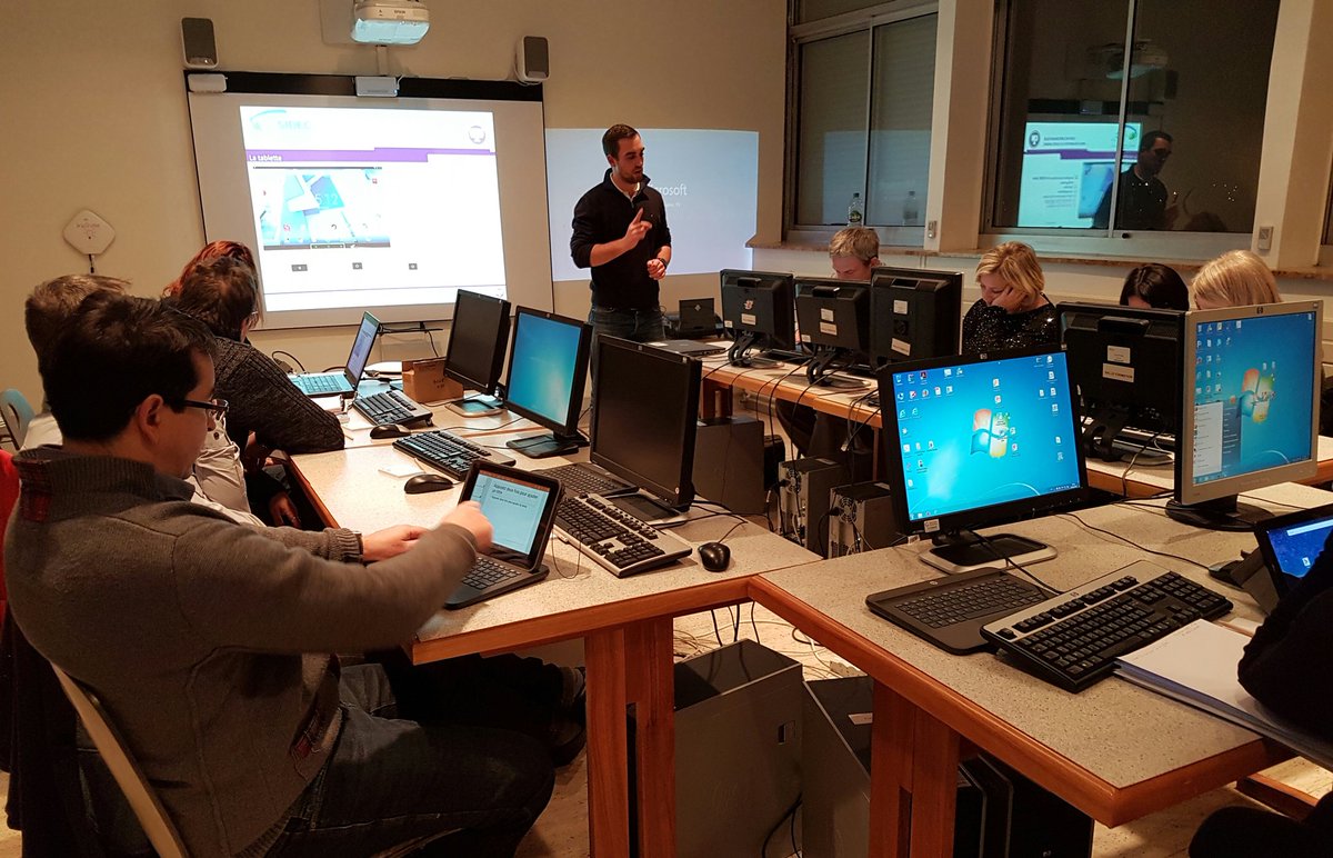 Reyrog's tweet photo. #Jura @COMSIDEC #EcoleNumérique #TICE formation des enseignants du primaire de Lons le Saunier  à l'école Numérique @Wizzbe1 @HBOUILLOD https://t.co/Treq9YKu6j