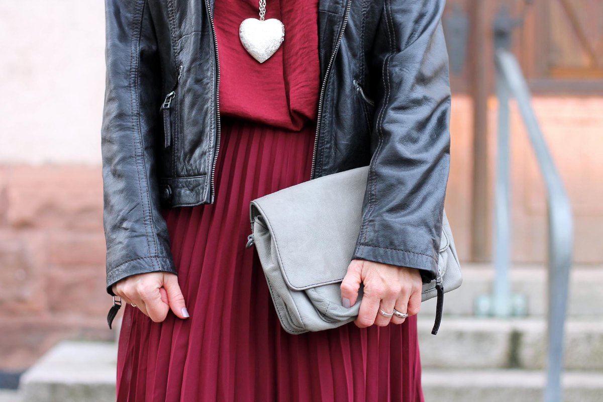 Anja9600's tweet photo. Die #mfbw #fashionweek muss ohne mich auskommen, aber hier ist mein Look:
https://t.co/gt8vXMxLai #plisseerock #midirock #rot #fashion https://t.co/kzElag7xmh