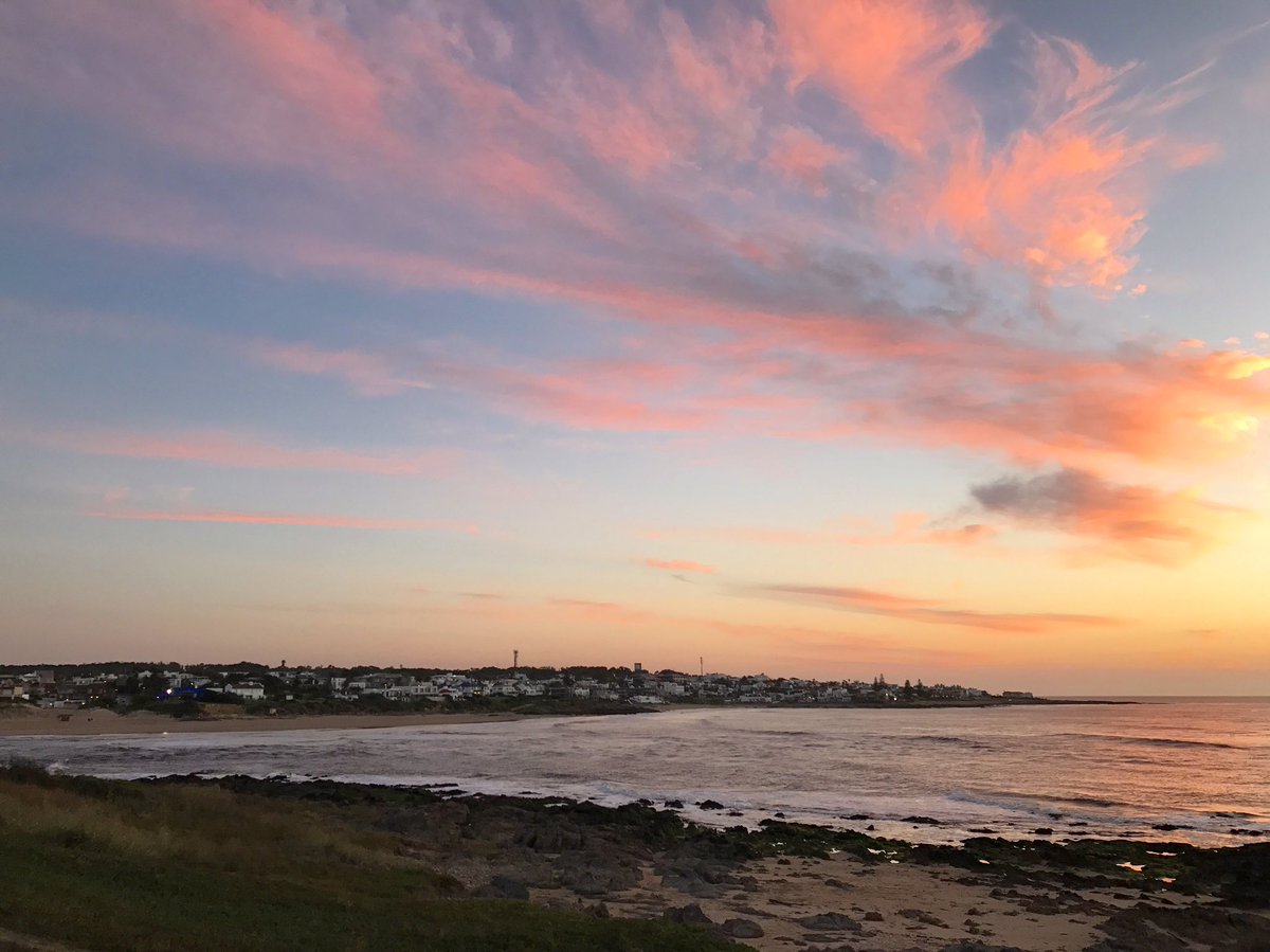 GrupoMassAr's tweet photo. Amanecer #PuntadelEste #2017 #MassPunta https://t.co/M6GIZmPNml
