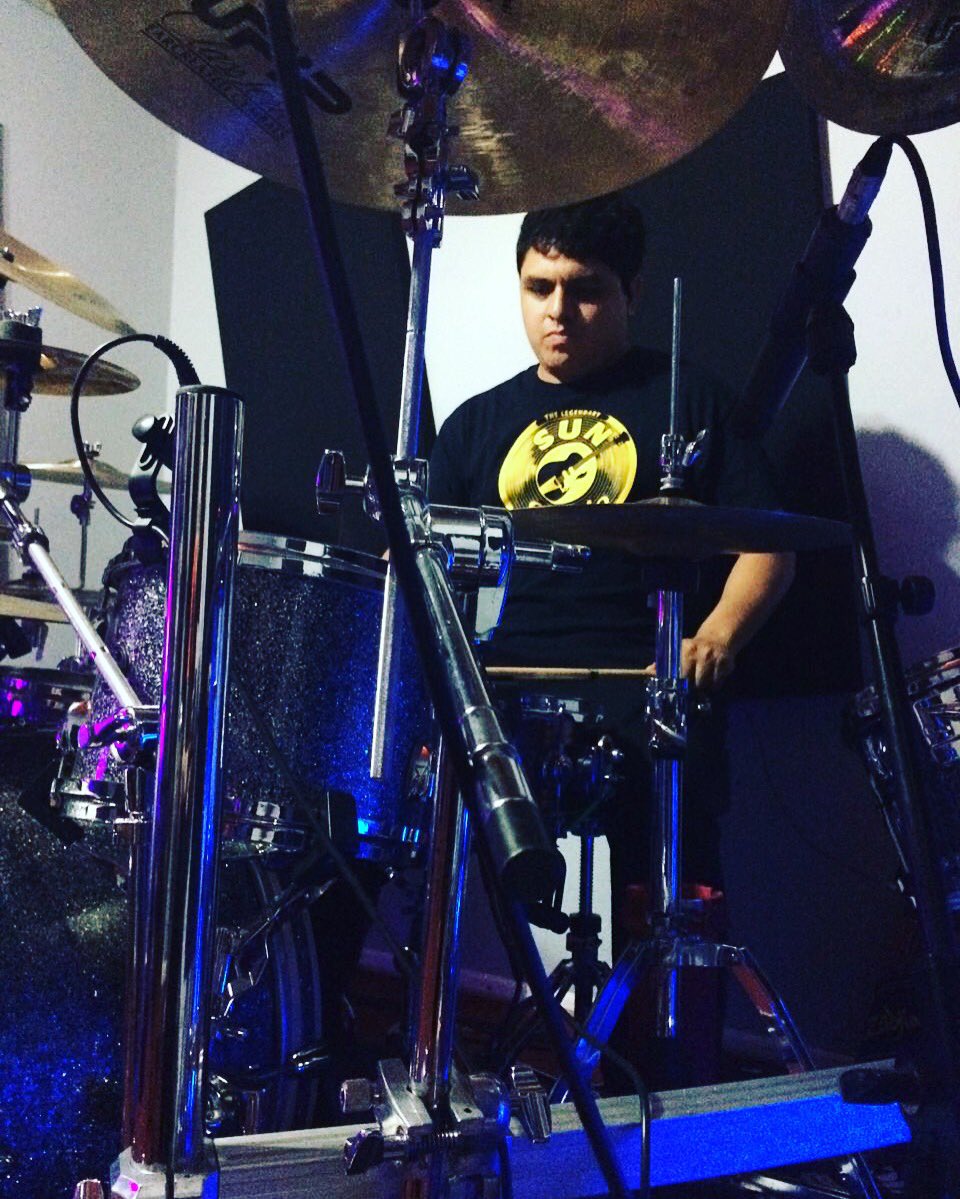 ParavoltBand's tweet photo. #Paravolt Rubén grabando desde #SantiagodeChile #chile #music #rock #drums #portius 🚀🚀🚀 https://t.co/qyG1bVu5E7