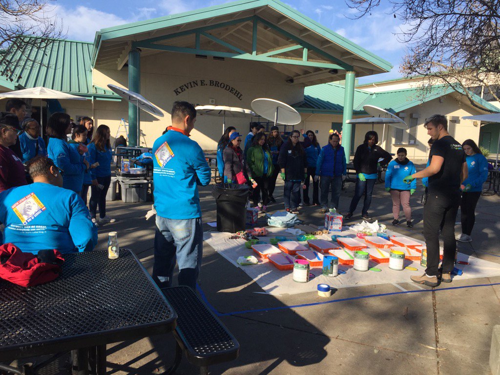 KCatKP1's tweet photo. Umbrella crew - paint instructions - lets get messy #MLKDAY #kpcares27 #kpcares28 #kpeastbayarea https://t.co/QU1VDdud0C