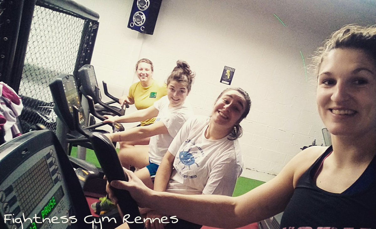 LenaigCorson's tweet photo. Séance de récup chez #Fightnessgym #Rennes avant de repartir à l'attaque ac les copines du @SRRugbyFeminin 🔴⚫🏉 #objectiftop4 #deter https://t.co/5XUgAqJriM