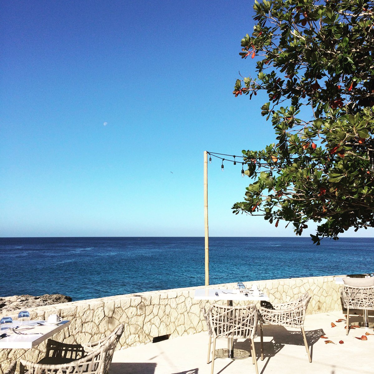 Breakfast with a view. The fash team have touched down in Jamaica 🇯🇲 @VisitJamaica @TheCliffJamaica #VisitJamaica