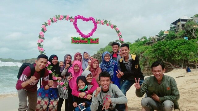 SiwwyPangestu's tweet photo. Cieeehhhh senyumnya cieee 😂😘 uuulaalaa 🙌 cerita di Akhir Semester.. Suka-Duka ada di sini, kalian yg mengajarkan semua itu. 😊
#PGMI #A #2K14 https://t.co/oIKmMpuK3d