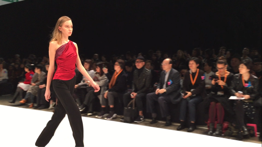 hktdc's tweet photo. Juxtaposing structure with fluidity, designer Kevin Ho's collection impresses audience at #Fashionally's show. #HongKongFashionWeek #Fashion https://t.co/pcNqV4PfyA