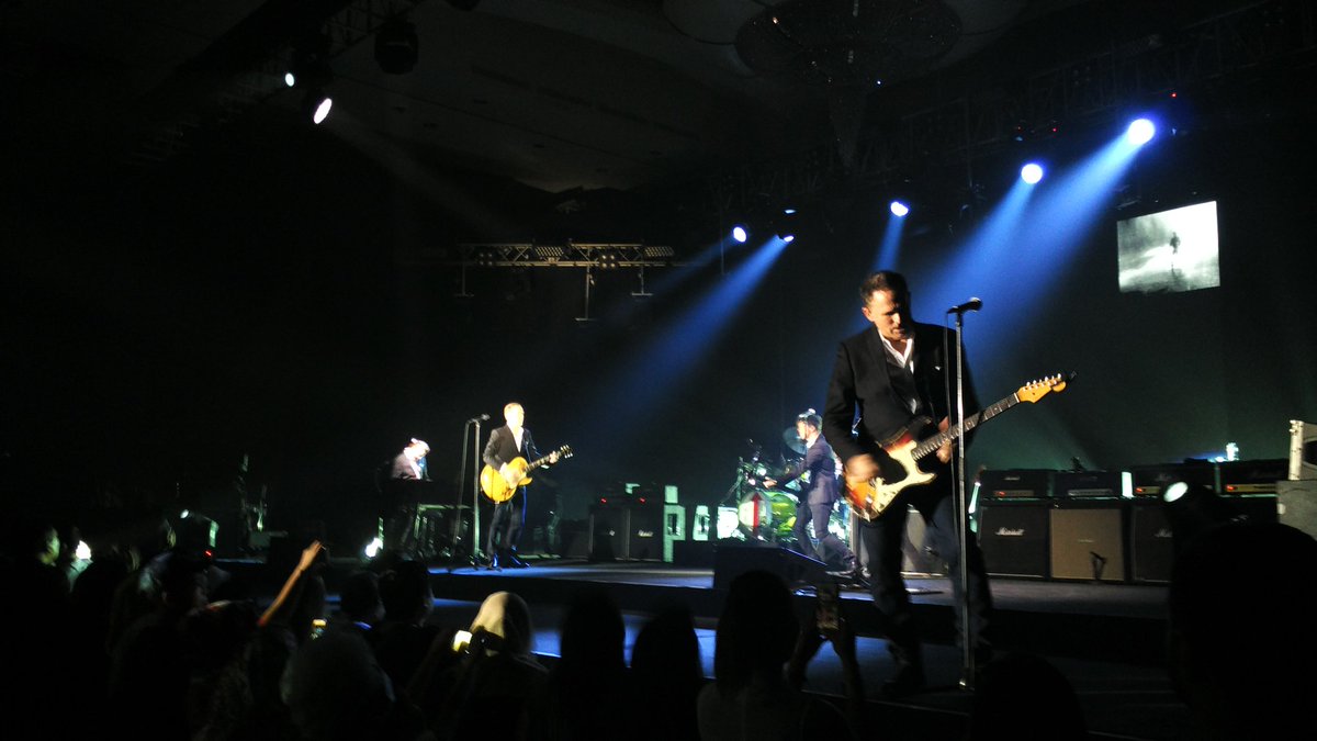 merchmaniacs's tweet image. Now perform @bryanadams at The Rizt Carlton, Pacific Flace, jakarta Promoted by @LiveNationINDO  #MMLivetweet #GetUpTourIndo