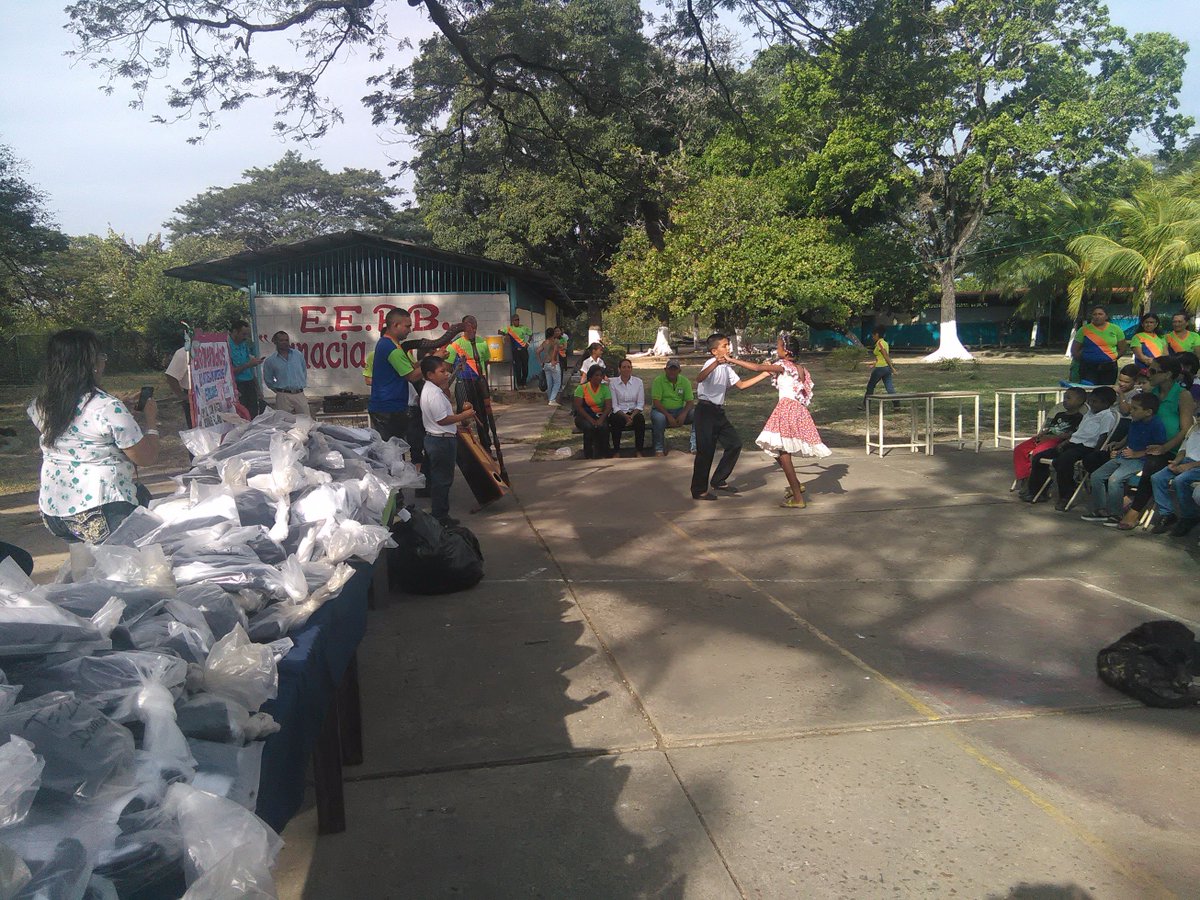 MunicipioEscn01's tweet photo. Entrega De Uniforme Escolares  E.P IGNACIA CAMPO (Achaguas) APURE En Revolución Todo Es Posible Viva Nuestros Chamos https://t.co/97UqJxts6N