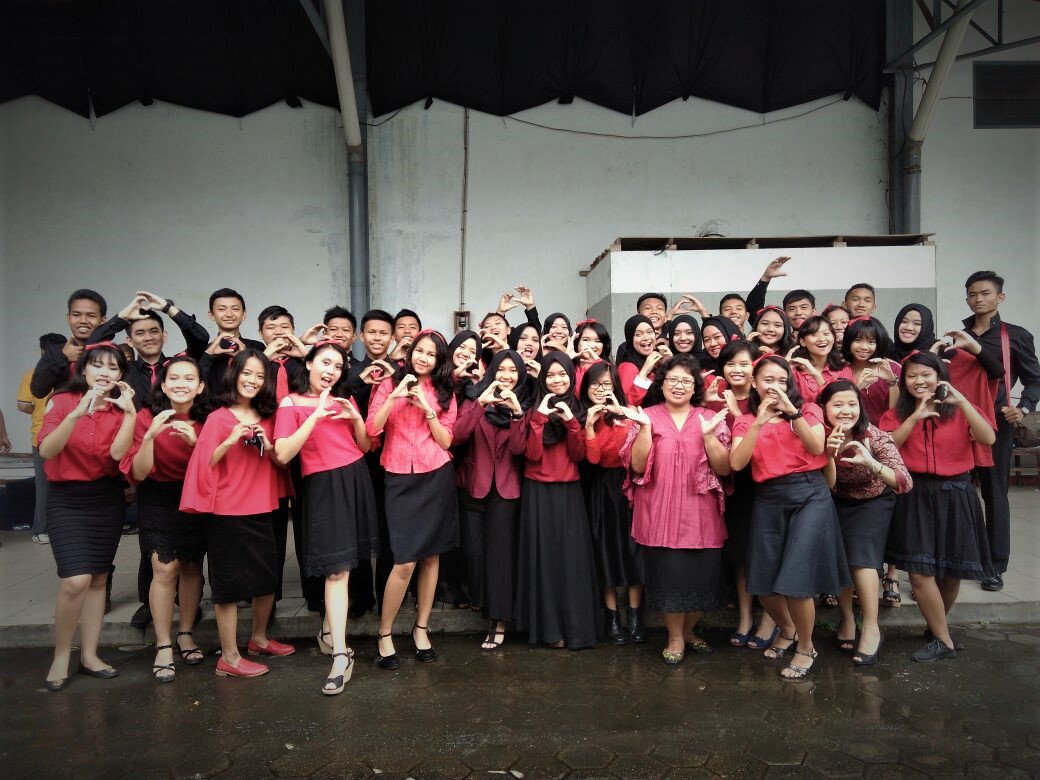 Gladioola Choir with Ibu Raras tercintaa 😍at PEM (Gedung Tribakti) Minggu, 15 Januari 2017. #GOODDAYRASAGLADIOOLICIOUS #wildteacher