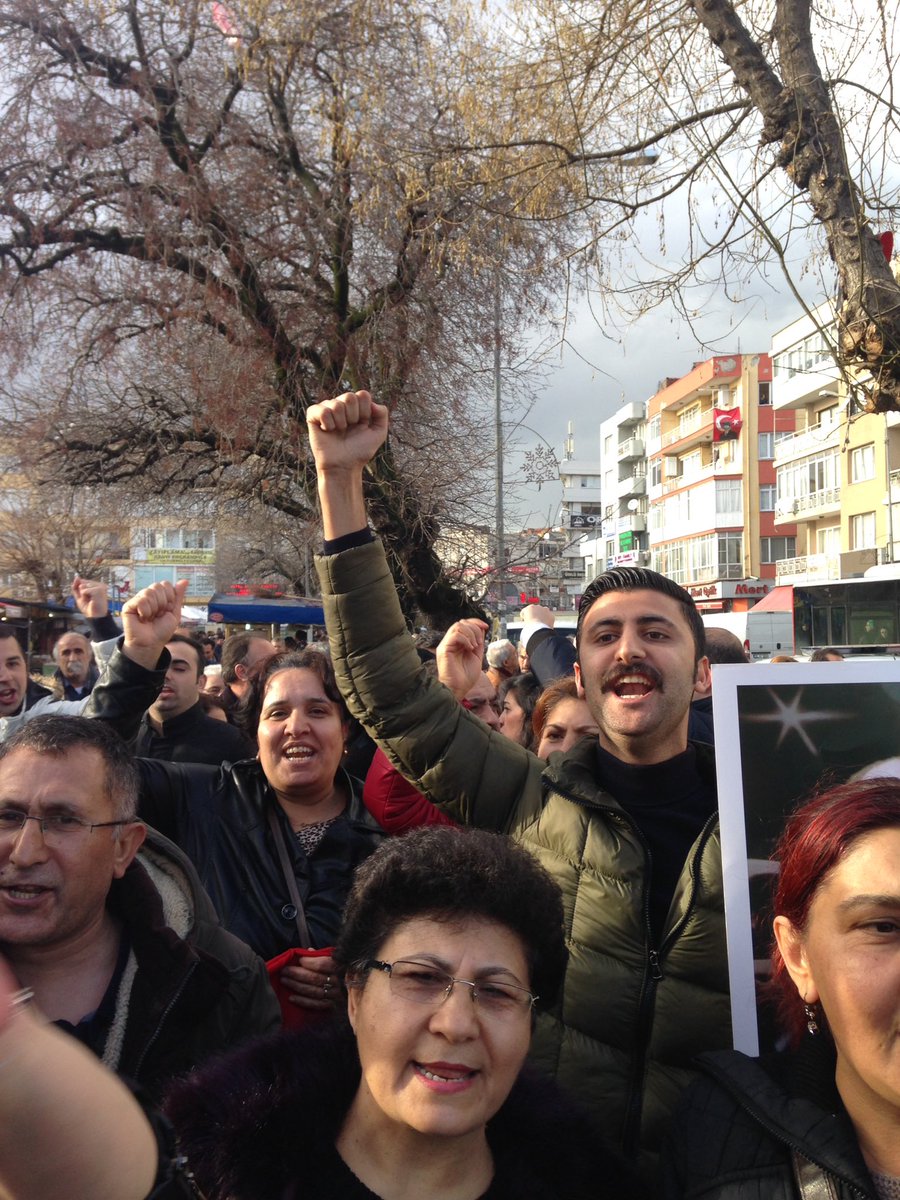 chpbucagenc's tweet photo. Ayağa Kalkıyoruz! 
Bugün saat 16:00' da Şirinyer Migros önünde toplandık.Hep beraber diktaya karşı ayağa kalktık! #DiktaAnayasasınaKarşı https://t.co/ymvqocSk5u