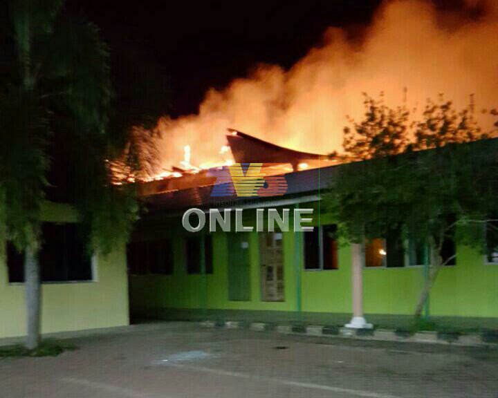 BuletinTV3's tweet photo. Asrama lelaki Pusat Pendidikan Islam An Nuur di Pantai Sepat, Kuantan terbakar kira-kira jam 8.11 malam tadi. https://t.co/pQM7qNo6kK