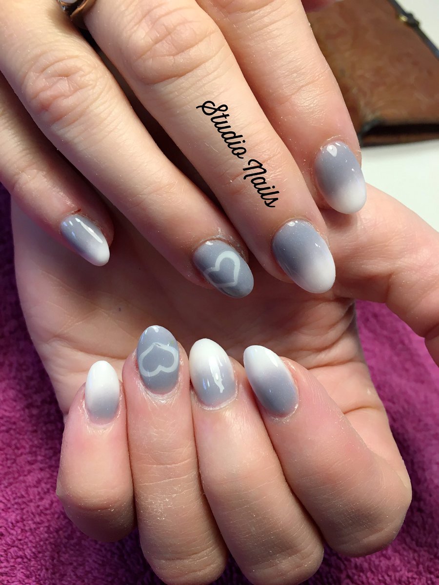 StudioNails_'s tweet photo. Ombré nails with 3D stamp https://t.co/YFQilajhI7